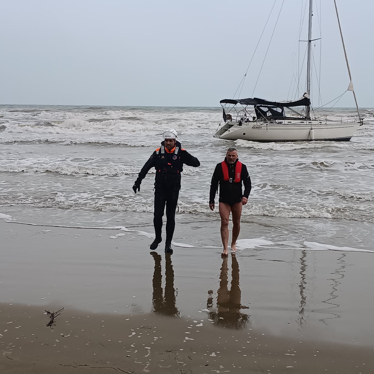 Barca a vela spiaggiata, intervento della Guardia Costiera