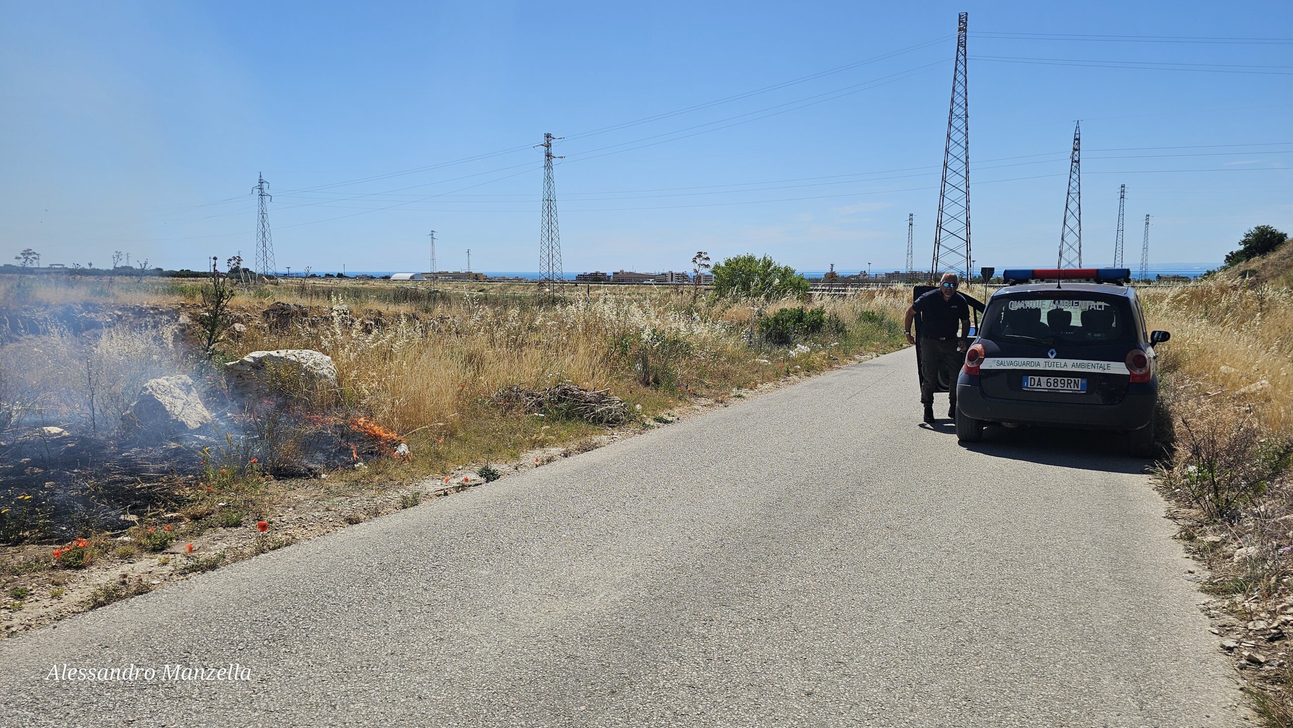 manfredonia ancora fuoco sul territorio incendio alla castellana intervengono le guardie ambientali da Ilsipontino.net manfredonia ancora fuoco sul territorio incendio alla castellana intervengono le guardie ambientali