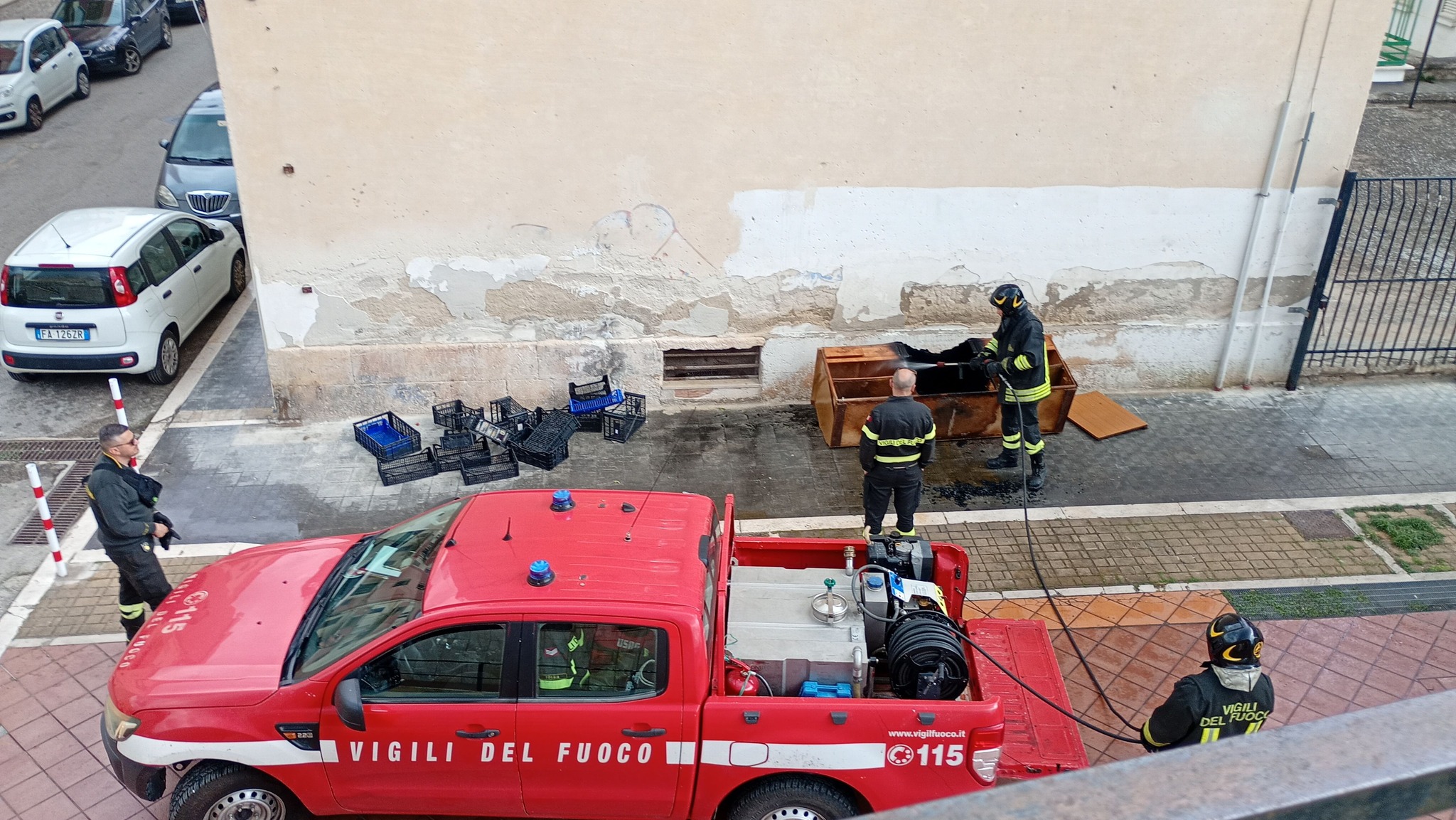 incendio al mercatino rionale della croce a manfredonia da Ilsipontino.net incendio al mercatino rionale della croce a manfredonia