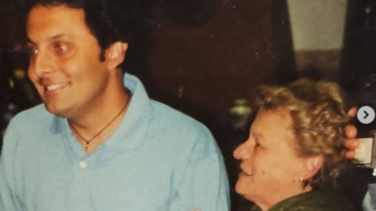Enrico Brignano, chi erano i genitori Anna e Antonio età, storia familiare e il rapporto speciale che ha segnato la sua vita