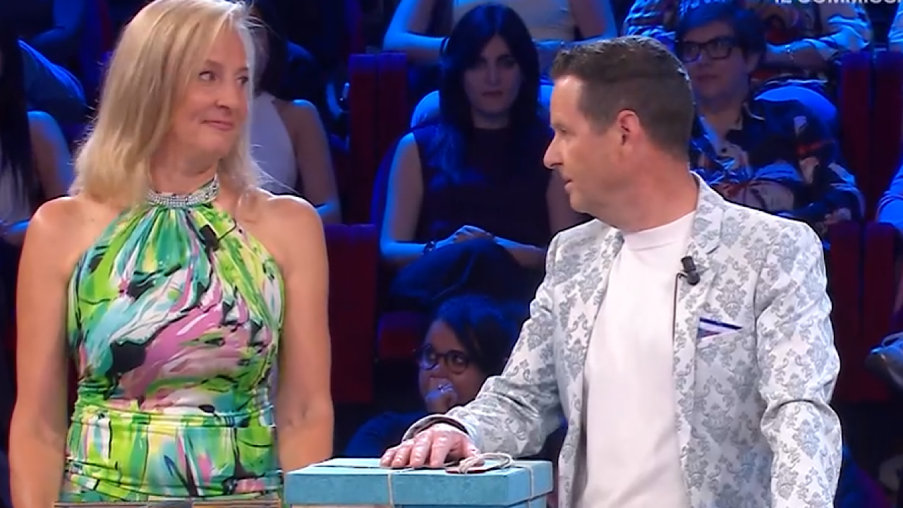 affari tuoi claudio conquista il pubblico e realizza un sogno per elisabeth grazie alla trasmissione da Ilsipontino.net affari tuoi claudio conquista il pubblico e realizza un sogno per elisabeth grazie alla trasmissione