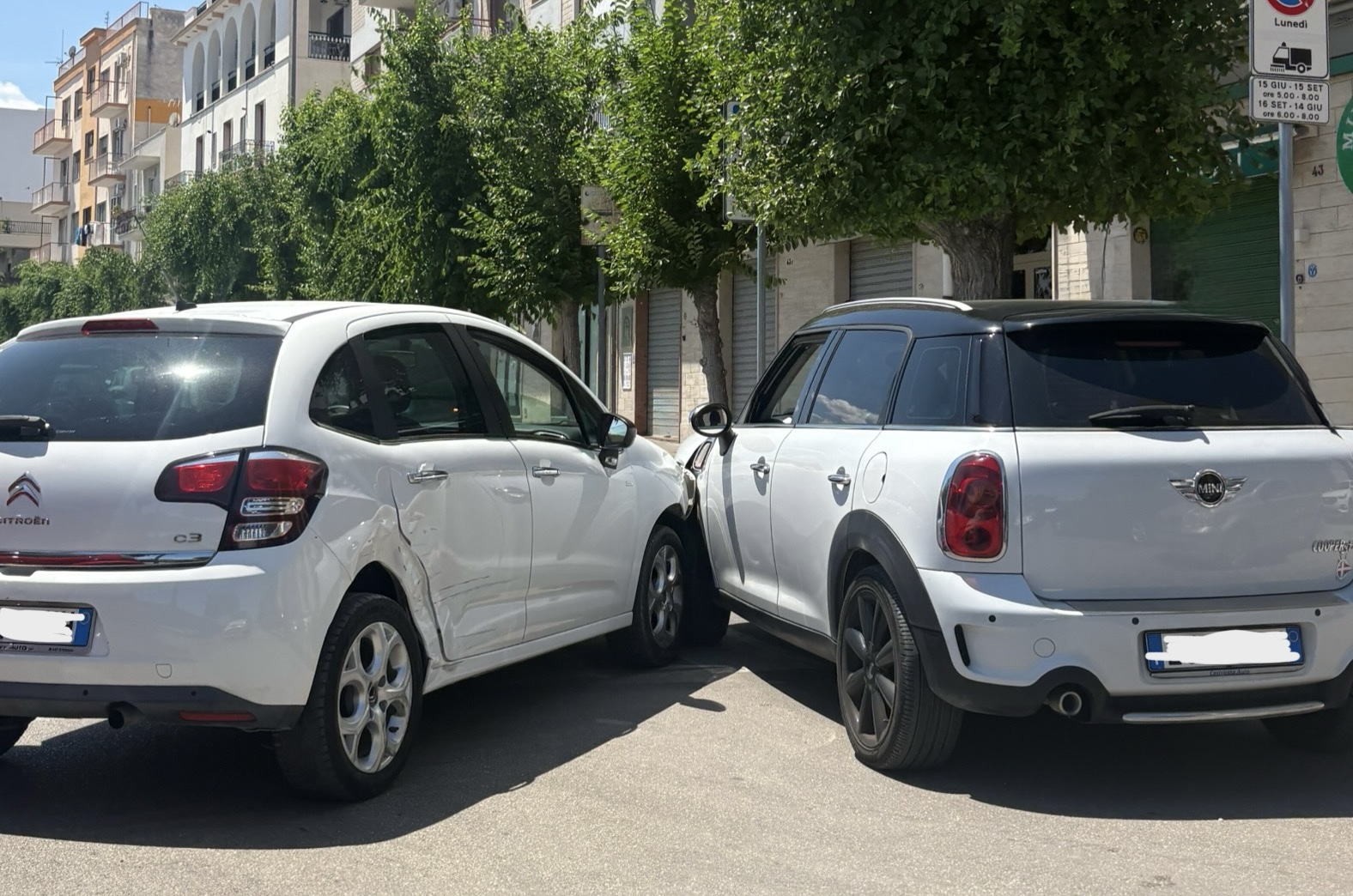 manfredonia incidente in viale aldo moro coinvolte tre auto all8217altezza del fioraio millefiori da Ilsipontino.net manfredonia incidente in viale aldo moro coinvolte tre auto all8217altezza del fioraio millefiori