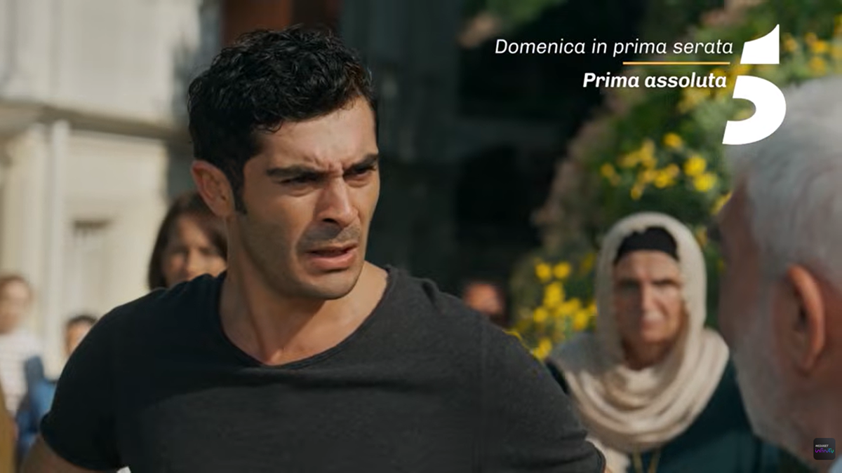 Scena drammatica con personaggi all’aperto in promo di Racconto di una notte in onda su Canale 5