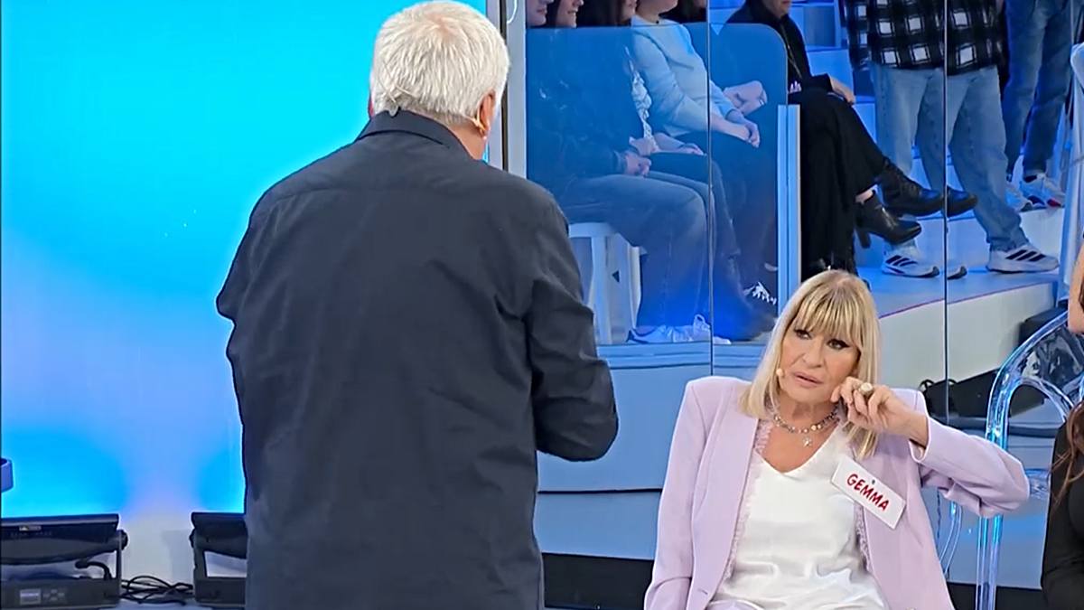 Uomini e Donne Gianpaolo regala un fiore a Barbara e Gemma Galgani lo attacca