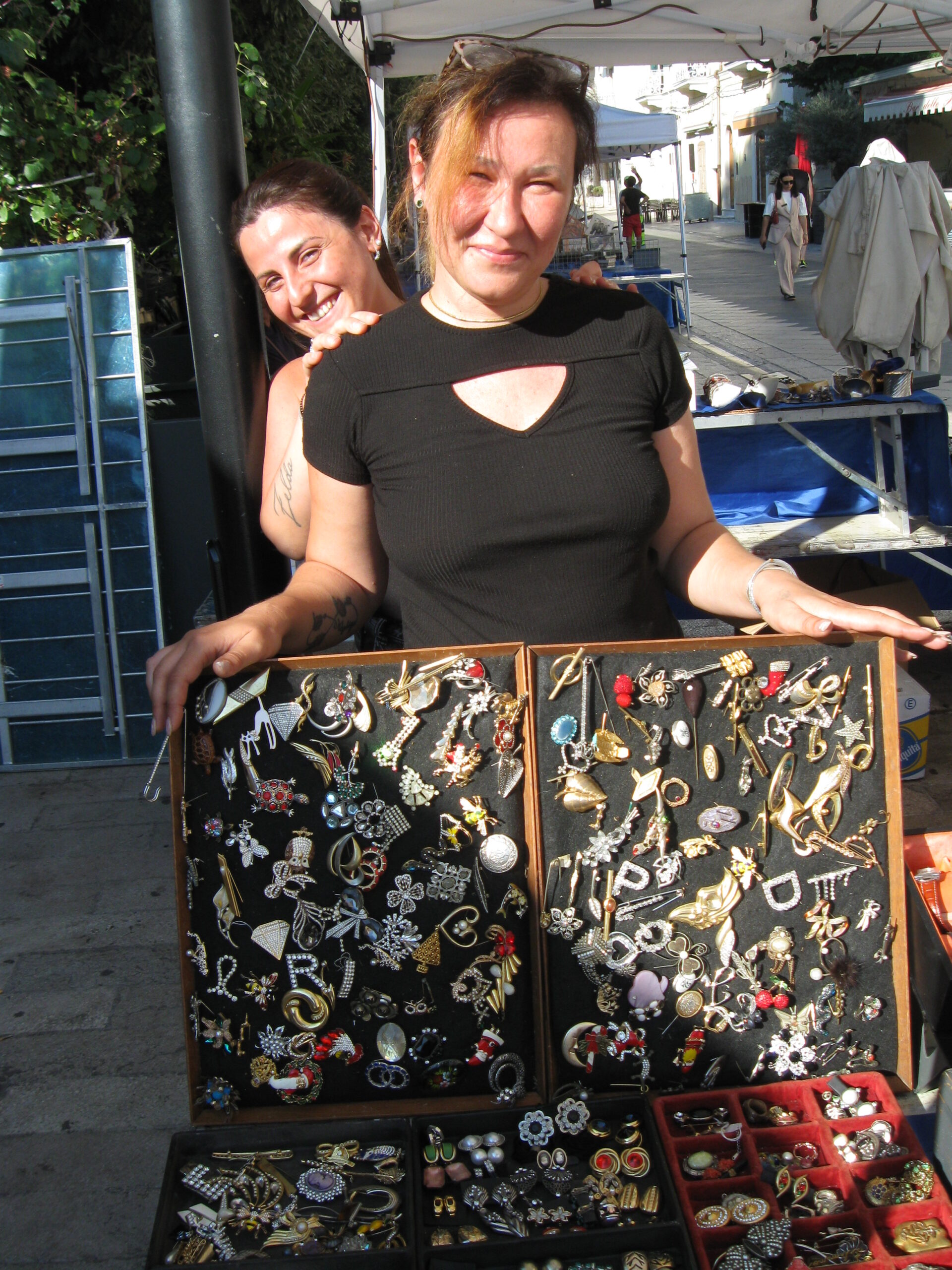 il duro e prezioso lavoro degli operatori del mercatino dell8217antiquariato a manfredonia da Ilsipontino.net il duro e prezioso lavoro degli operatori del mercatino dell8217antiquariato a manfredonia
