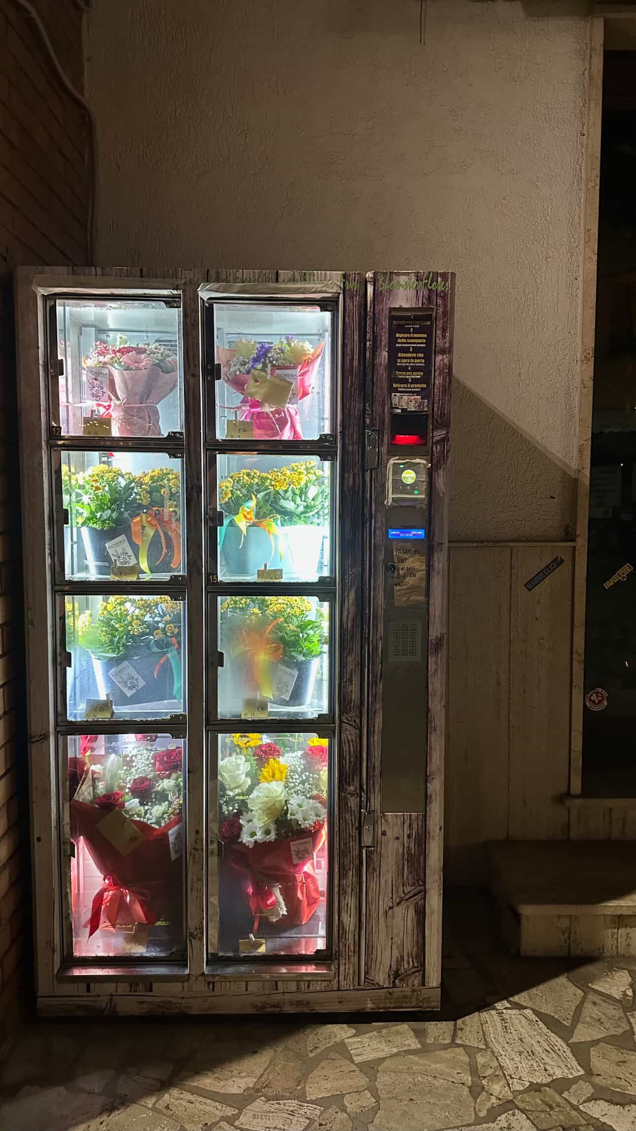 il distributore automatico di fiori a castiglione della pescaia non solo rose ma occasioni da Ilsipontino.net il distributore automatico di fiori a castiglione della pescaia non solo rose ma occasioni