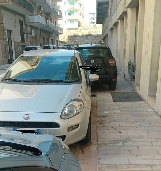 manfredonia marasco marciapiede occupato chiamo polizia locale ma nesuno risponde da Ilsipontino.net manfredonia marasco marciapiede occupato chiamo polizia locale ma nesuno risponde