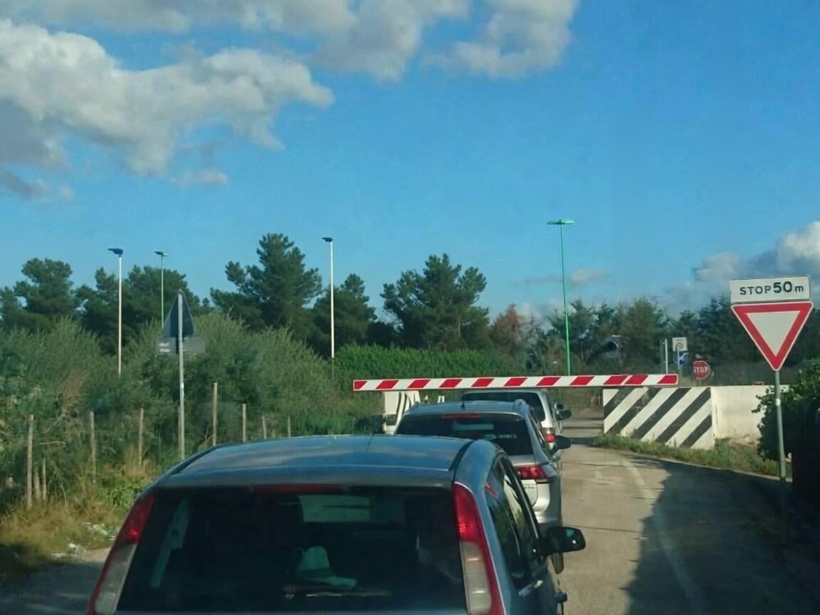 siponto chiuse le sbarre della stazione per un guasto lunga coda di auto da Ilsipontino.net siponto chiuse le sbarre della stazione per un guasto lunga coda di auto