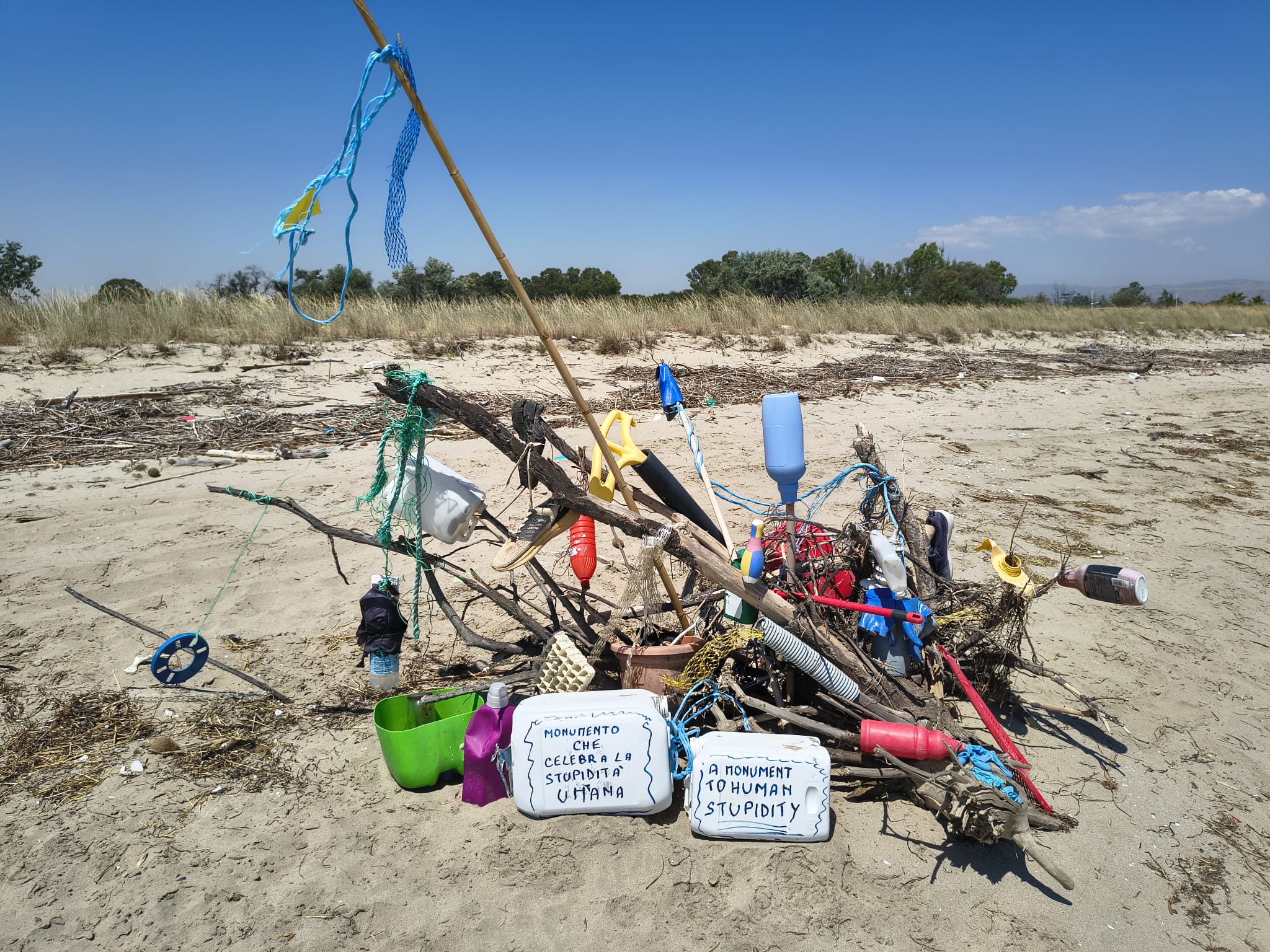 segnalazione con foto inquinamento ambientale rifiuti e scarichi abusivi sul litorale della riviera sud di manfredonia da Ilsipontino.net segnalazione con foto inquinamento ambientale rifiuti e scarichi abusivi sul litorale della riviera sud di manfredonia
