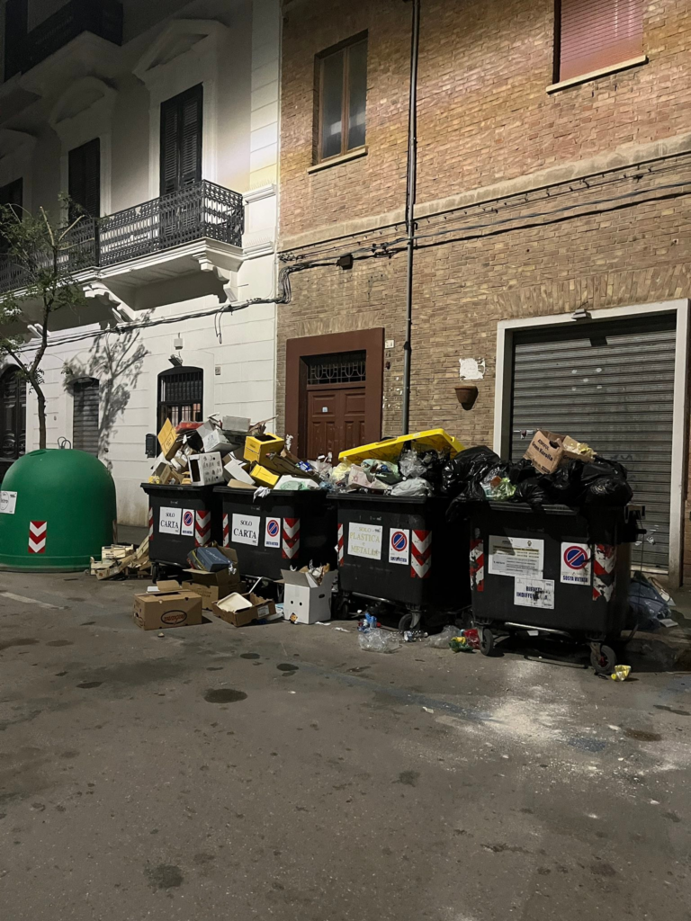 foggia quartiere ferrovia sommerso da rifiuti da Ilsipontino.net foggia quartiere ferrovia sommerso da rifiuti