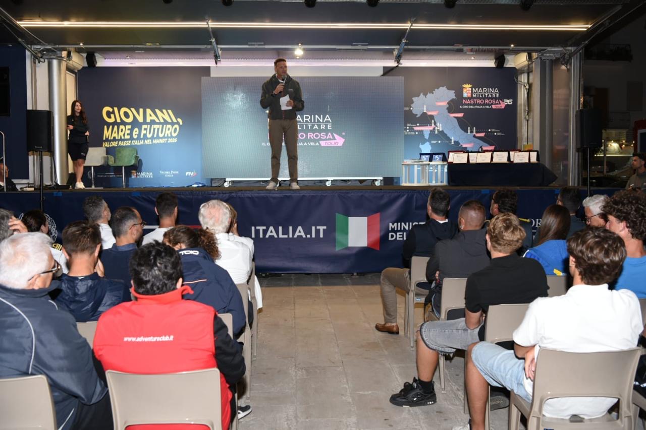 marina militare nastro rosa tour 2026 vieste saluta una tappa spettacolare del giro dell8217italia a vela da Ilsipontino.net marina militare nastro rosa tour 2026 vieste saluta una tappa spettacolare del giro dell8217italia a vela