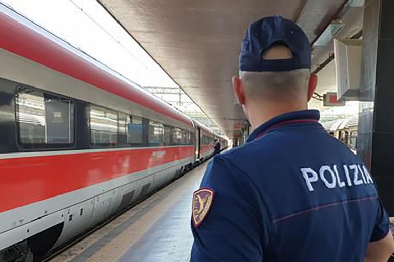 foggia 160donna arrestata dalla polfer per false dichiarazioni ed oltraggio a pubblico ufficiale tenta di rubare il cellulare di un agente negli uffici di polizia da Ilsipontino.net foggia 160donna arrestata dalla polfer per false dichiarazioni ed oltraggio a pubblico ufficiale tenta di rubare il cellulare di un agente negli uffici di polizia