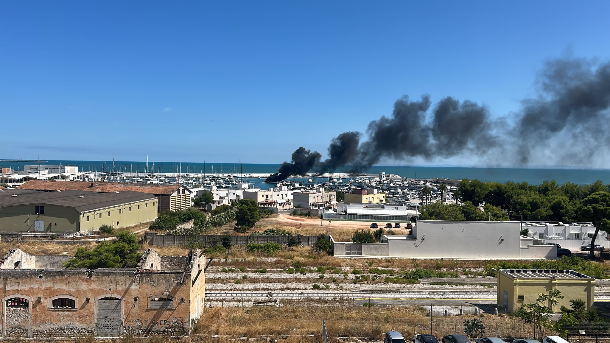 manfredonia esplosione su una barca in navigazione nel porto turistico da Ilsipontino.net manfredonia esplosione su una barca in navigazione nel porto turistico