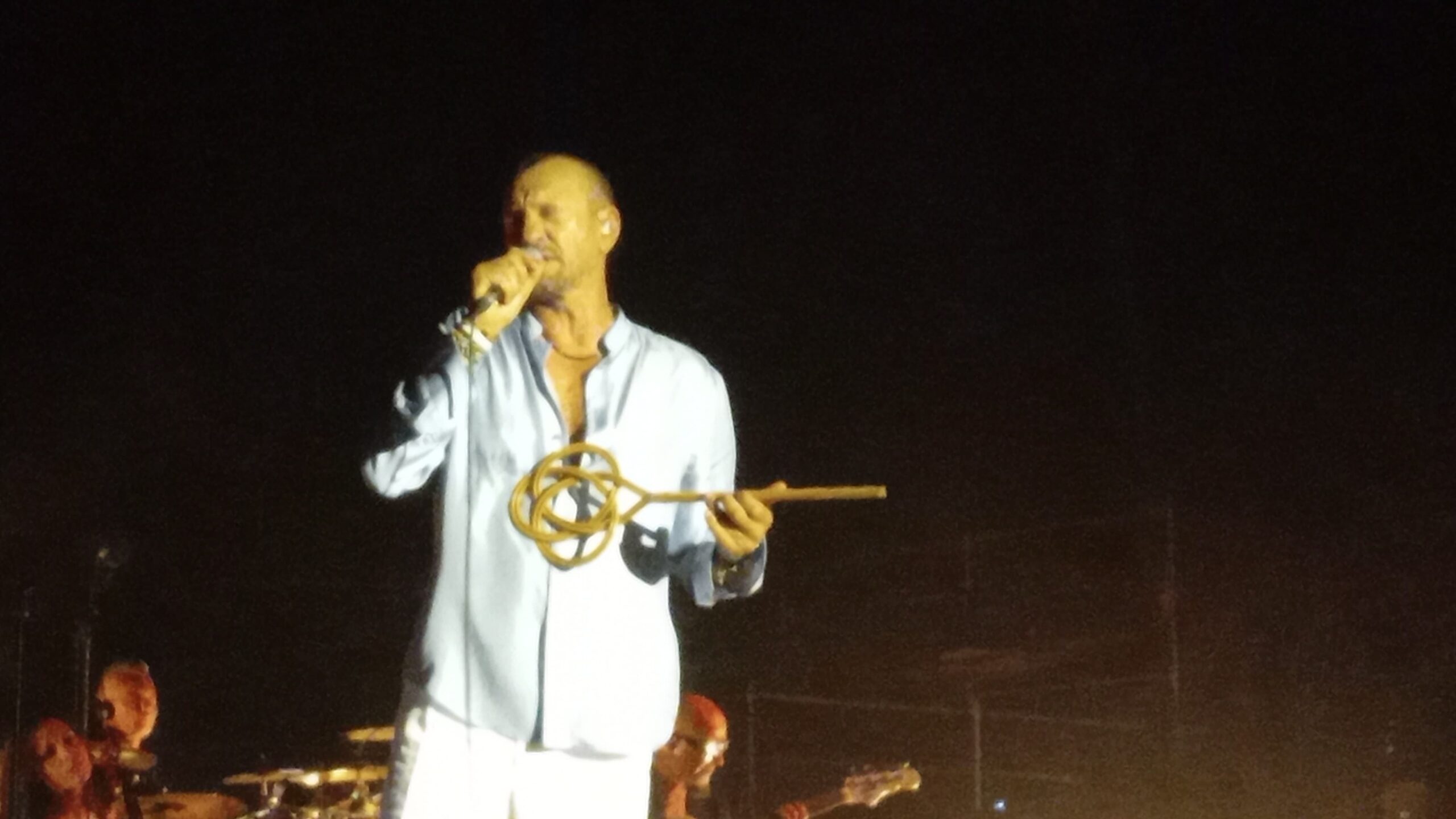 lucera biagio antonacci e lo strano regalo da una fan di manfredonia da Ilsipontino.net lucera biagio antonacci e lo strano regalo da una fan di manfredonia