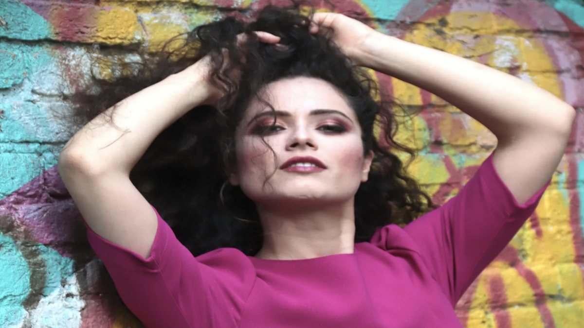 Agnese Lorenzini posa per uno scatto davanti a un muro colorato, nuovo volto de Il Paradiso delle Signore 11