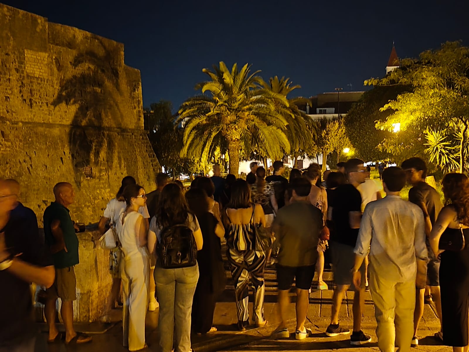 la walking night tour svela una manfredonia inedita tra le antiche mura custodi di storia tutto il fascino del patrimonio culturale locale da Ilsipontino.net la walking night tour svela una manfredonia inedita tra le antiche mura custodi di storia tutto il fascino del patrimonio culturale locale