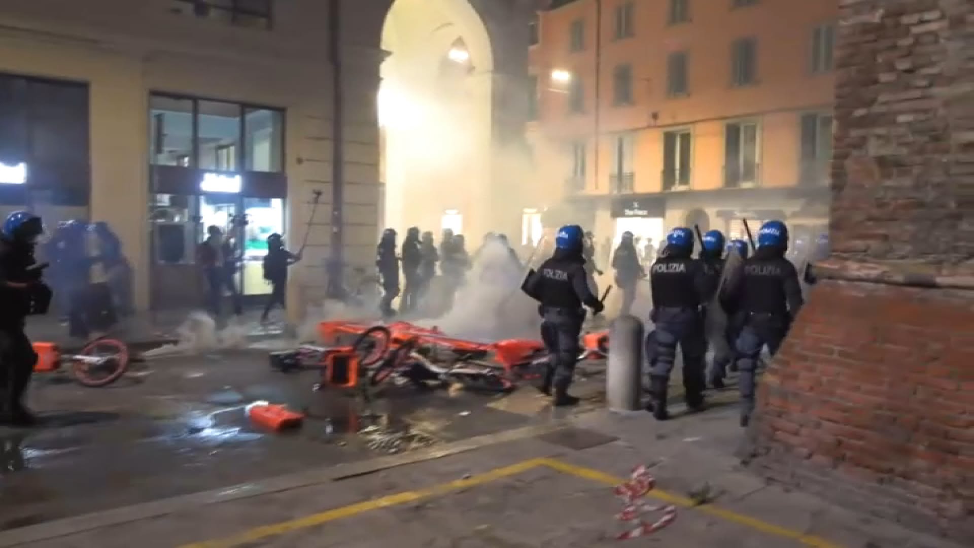 scontri a bologna citt224 sotto assedio il sindacato di polizia contro il sindaco lepore da Ilsipontino.net scontri a bologna citt224 sotto assedio il sindacato di polizia contro il sindaco lepore