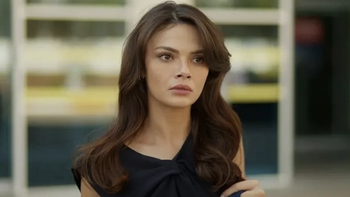 Alya protagonista della serie Far Away in una scena della soap turca