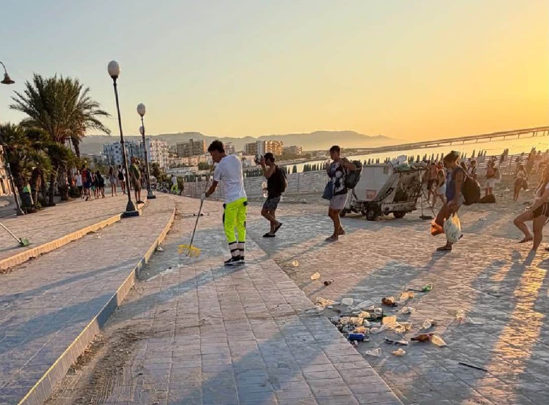 manfredonia i ragazzi aiutano gli operatori ase nel ripulire piazza castello da Ilsipontino.net manfredonia i ragazzi aiutano gli operatori ase nel ripulire piazza castello