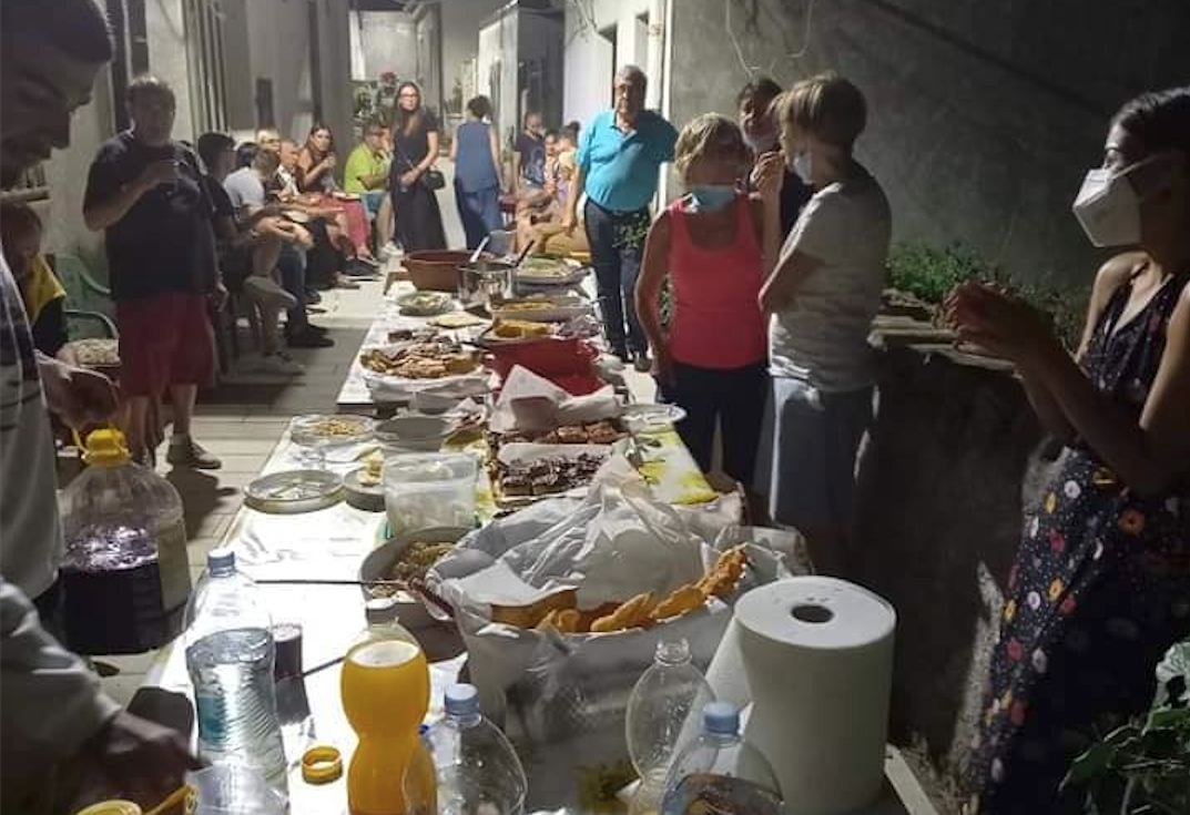 un intero paese si invita a cena tavolate per strada a celle di san vito da Ilsipontino.net un intero paese si invita a cena tavolate per strada a celle di san vito