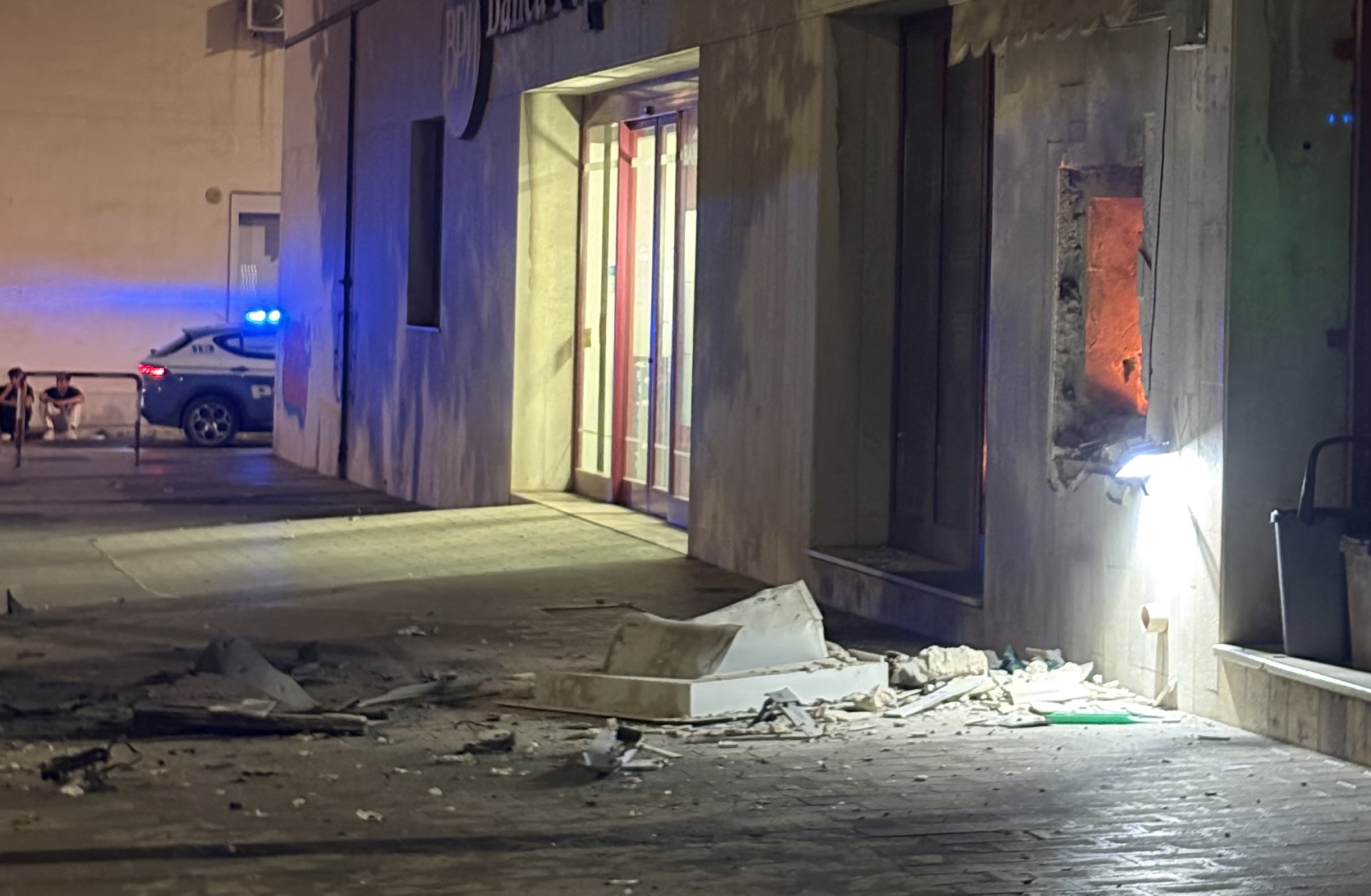 rapina alla banca popolare di milano in via tribuna due esplosioni nella notte indagini in corso da Ilsipontino.net rapina alla banca popolare di milano in via tribuna due esplosioni nella notte indagini in corso