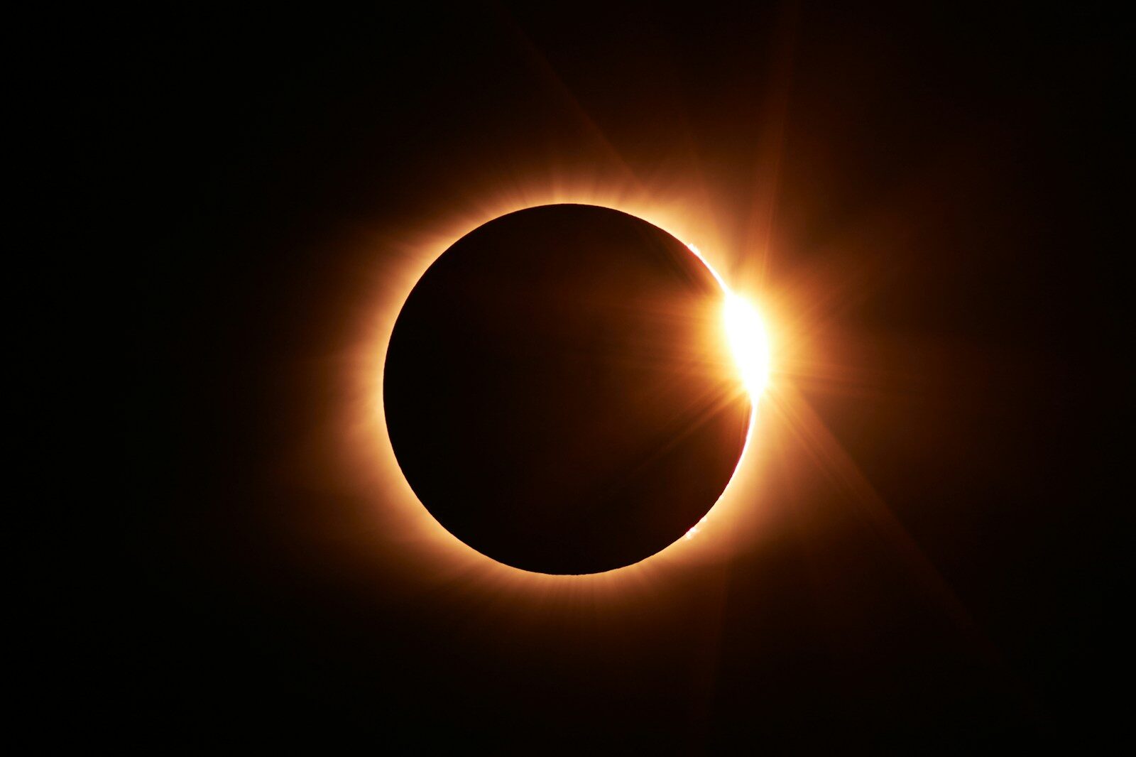 total solar eclipse diamond ring