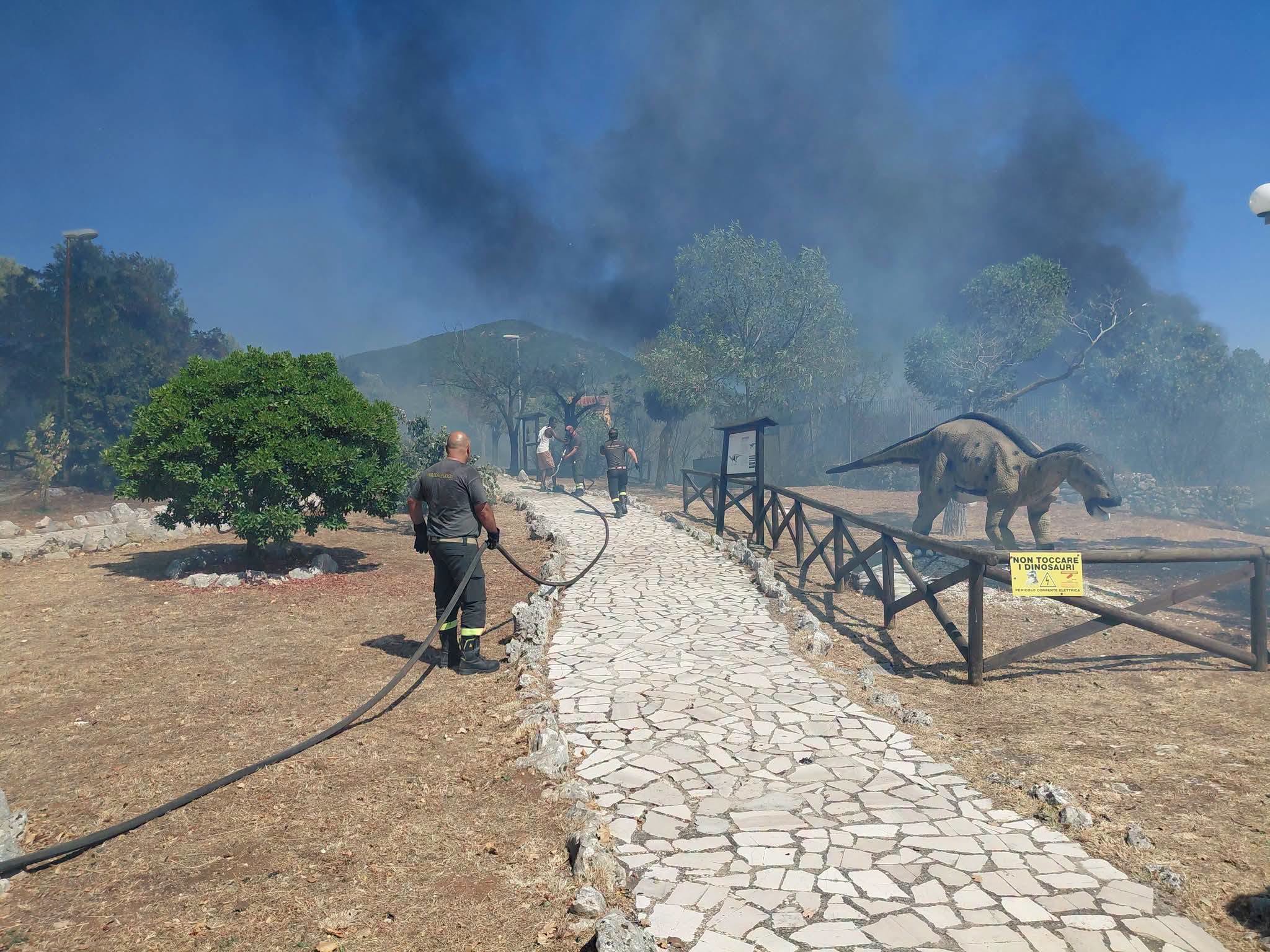 incendio al parco dei dinosauri di borgo celano da Ilsipontino.net incendio al parco dei dinosauri di borgo celano