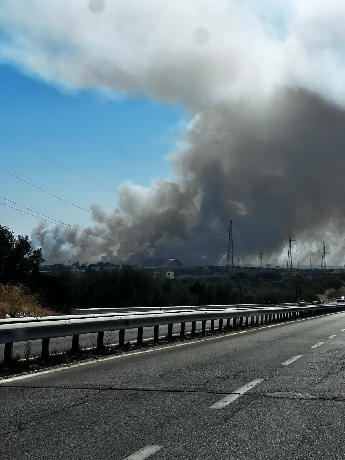 manfredonia grosso incendio nell8217area dell8217oasi laguna del re da Ilsipontino.net manfredonia grosso incendio nell8217area dell8217oasi laguna del re