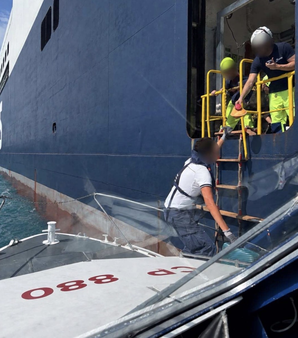 soccorso medico a bordo di una motonave al largo di vieste da Ilsipontino.net soccorso medico a bordo di una motonave al largo di vieste