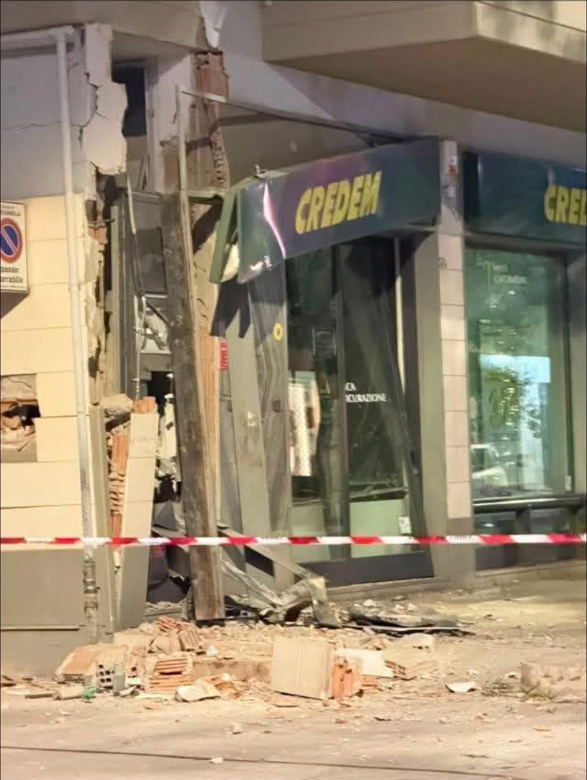 assalto al bancomat credem a cerignola da Ilsipontino.net assalto al bancomat credem a cerignola