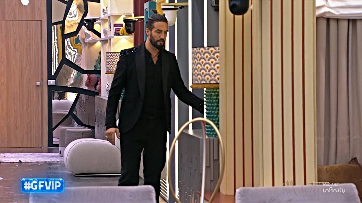 Alex Belli si infuria al Grande Fratello Vip, calci e pugni nella casa