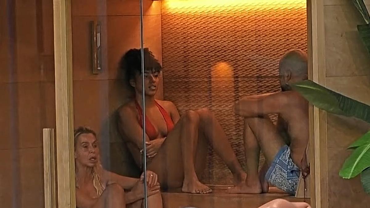 GF Vip, Marina La Rosa finisce nel mirino di Valeria Marini, Jonathan Kashanian e Megan Ria: cosa si sono detti nella sauna