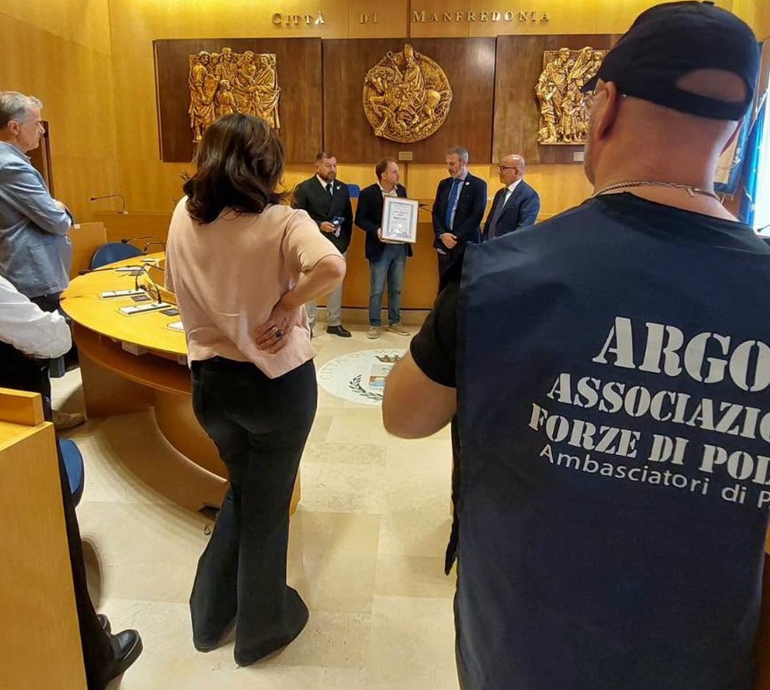 argos forze di polizia a manfredonia la palma d8217argento al sindaco la marca e all8217assessora valente da Ilsipontino.net argos forze di polizia a manfredonia la palma d8217argento al sindaco la marca e all8217assessora valente